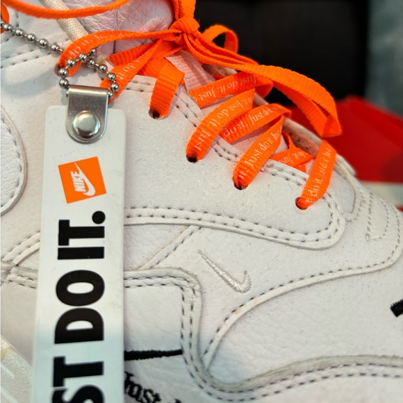 Nike Air Max White with orange Just Do It shoe laces - Picture 2 of 3